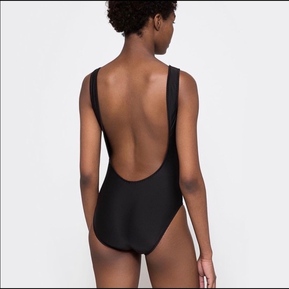 Objects without meaning black twist swimsuit - Picture 2 of 6